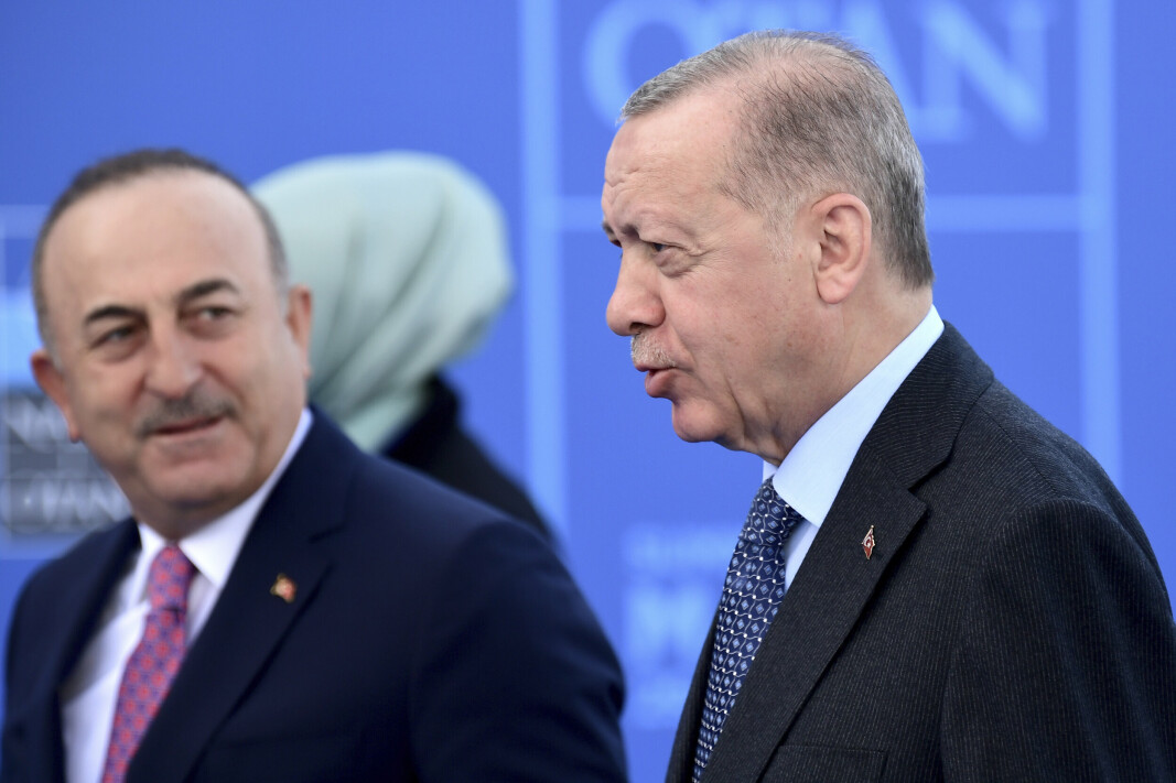 NATO-MEDLEMSKAP: Den tyrkiske presidenten Recep Tayyip Erdogan og utenriksminister Mevlut Cavusoglu under Nato-toppmøtet i Madrid. Tyrkia krever å få utlevert personer med tilknytning til kurdiske organisasjoner og Gülen-bevegelsen i forbindelse med Sveriges søknad om Nato-medlemskap.