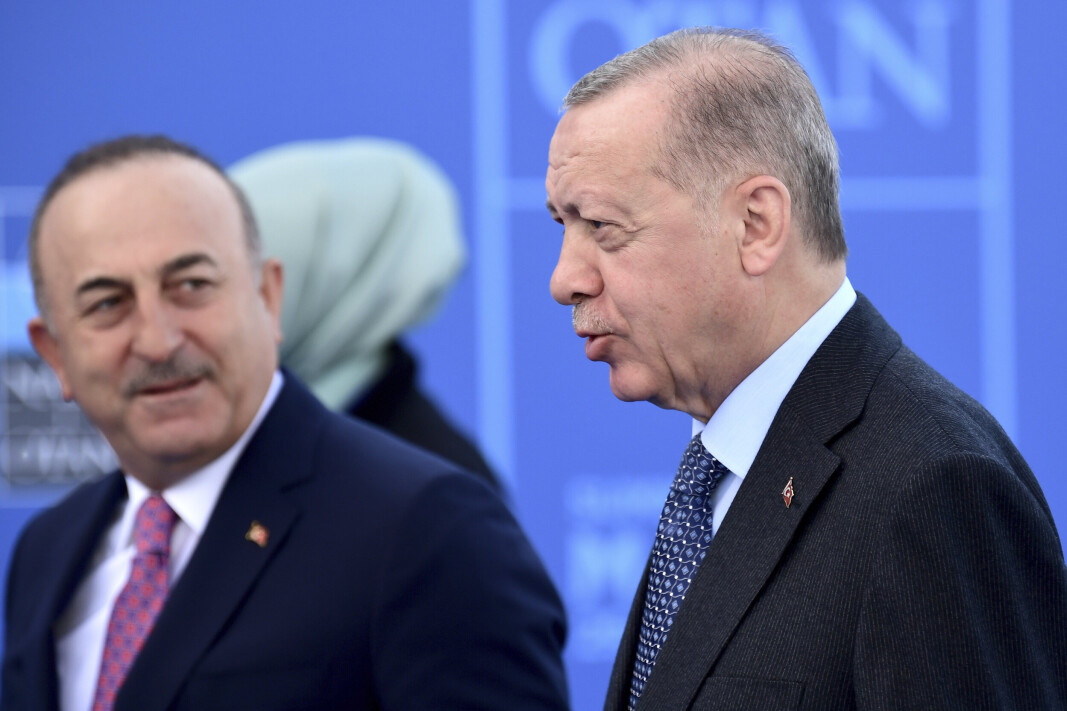 NATO-MEDLEMSKAP: Den tyrkiske presidenten Recep Tayyip Erdogan og utenriksminister Mevlut Cavusoglu under Nato-toppmøtet i Madrid. Tyrkia krever å få utlevert personer med tilknytning til kurdiske organisasjoner og Gülen-bevegelsen i forbindelse med Sveriges søknad om Nato-medlemskap. NATO-MEDLEMSKAP: Den tyrkiske presidenten Recep Tayyip Erdogan og utenriksminister Mevlut Cavusoglu under Nato-toppmøtet i Madrid. Tyrkia krever å få utlevert personer med tilknytning til kurdiske organisasjoner og Gülen-bevegelsen i forbindelse med Sveriges søknad om Nato-medlemskap.