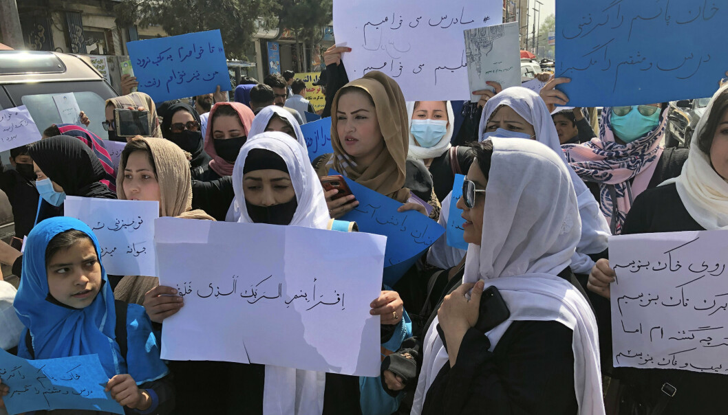 MENNESKERETTIGHETER: Afghanske kvinner synger og holder opp protestplakater under en demonstrasjon i Kabul tidligere i år. Livene til afghanske kvinner og jenter blir ødelagt av Talibans politikk, som kraftig begrenser deres menneskerettigheter, skriver Amnesty International i en ny rapport.