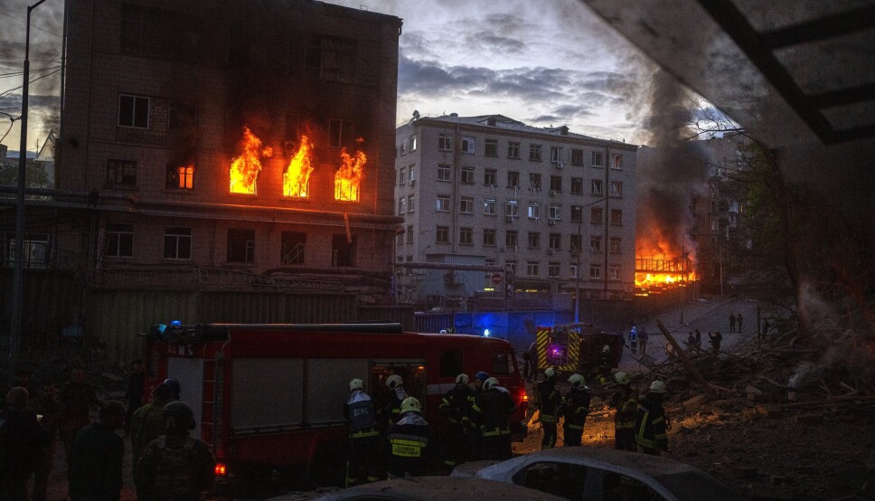 KYIV: Brannmenn forsøker å slukke en brann etter russiske angrep i Kyiv. Det har vært meldt om eksplosjoner og rakettangrep flere steder i og rundt den ukrainske hovedstaden Kyiv natt til torsdag.