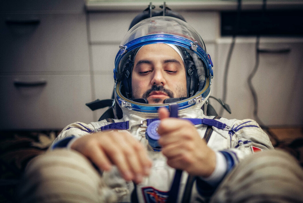 GLOBAL BRANSJE: Romfart er en global bransje, og astronautkandidat Nima Shahinian starter dagen med å besvare meldinger fra Asia og USA.