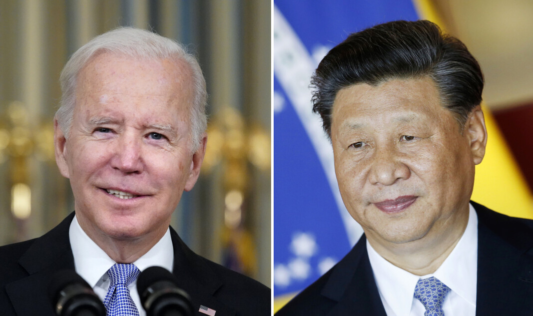 TO TIMER: Presidentene Joe Biden (t.v.) og Xi Jinping. De skal, ifølge Det hvite hus, ha snakket sammen i over to timer. Da ble det blant annet diskutert et møte ansikt til ansikt. TO TIMER: Presidentene Joe Biden (t.v.) og Xi Jinping. De skal, ifølge Det hvite hus, ha snakket sammen i over to timer. Da ble det blant annet diskutert et møte ansikt til ansikt.