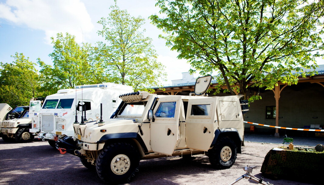 TIL UKRAINA: Patruljekjøretøy av typen IVECO LAV III (bakerst) er donert til Ukraina, opplyser forsvarsministeren fredag. Bildet er tatt på Akershus festning 08.mai 2012.
