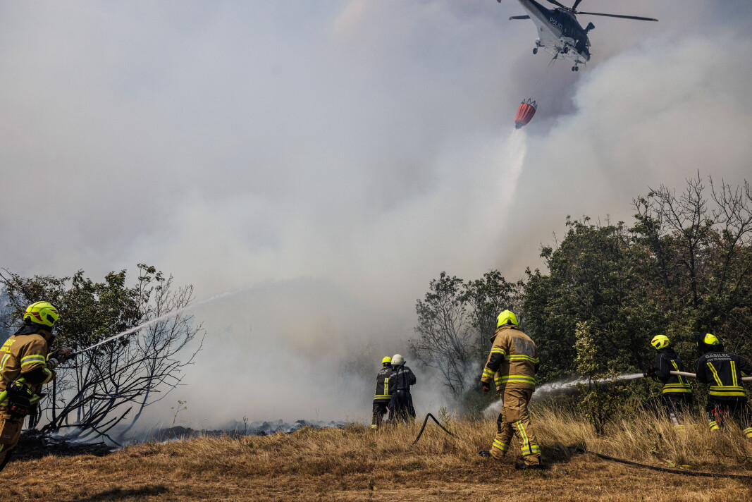 SKOGBRANN: Brannmannskaper og et helikopter kjemper mot flammene nær landsbyen Temnica i Karst-regionen i Slovenia. Bildet er datert 22. juli 2022. SKOGBRANN: Brannmannskaper og et helikopter kjemper mot flammene nær landsbyen Temnica i Karst-regionen i Slovenia. Bildet er datert 22. juli 2022.