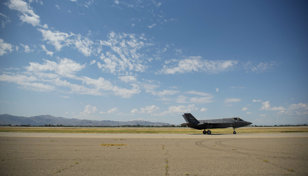 PÅ BAKKEN: Det amerikanske luftforsvaret setter sine F-35 på bakken, Norges fly er fortsatt på vingene. Bildet er tatt i Phoenix, Arizona, i 2018, noen måneder før de første landet i Norge.