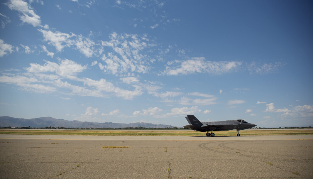 PÅ BAKKEN: Det amerikanske luftforsvaret setter sine F-35 på bakken, Norges fly er fortsatt på vingene. Bildet er tatt i Phoenix, Arizona, i 2018, noen måneder før de første landet i Norge. PÅ BAKKEN: Det amerikanske luftforsvaret setter sine F-35 på bakken, Norges fly er fortsatt på vingene. Bildet er tatt i Phoenix, Arizona, i 2018, noen måneder før de første landet i Norge.