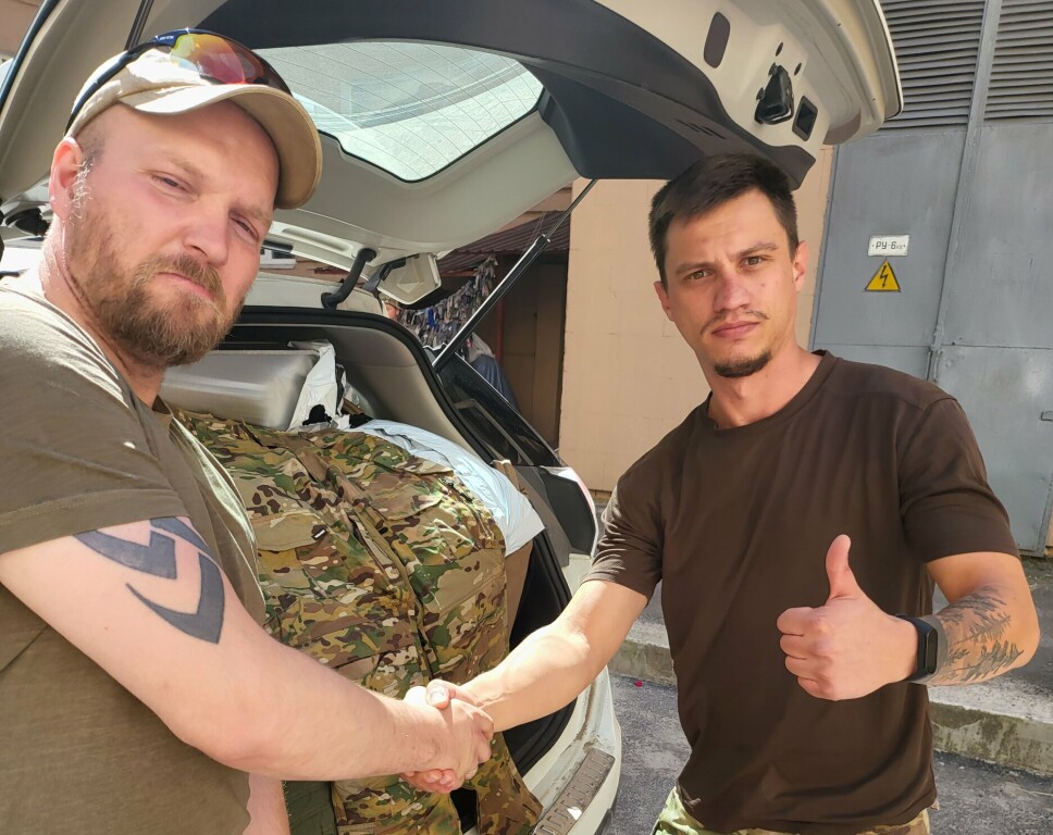 KHARKIV: Daniel Viksund (t.v.) leverer uniformer til en ukrainsk soldat i Kharkiv.