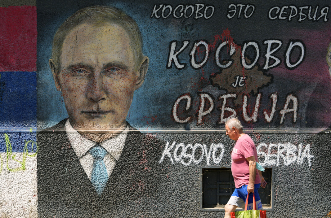 BEOGRAD: En bilde av Vladimir Putin og teksten «Kosovo er Serbia» i Beograd. Søndag kveld sperret serbere to grenseoverganger mellom Serbia og Kosovo i protest mot nye regler som skulle trådt i kraft mandag. BEOGRAD: En bilde av Vladimir Putin og teksten «Kosovo er Serbia» i Beograd. Søndag kveld sperret serbere to grenseoverganger mellom Serbia og Kosovo i protest mot nye regler som skulle trådt i kraft mandag.