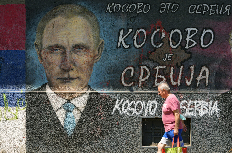 BEOGRAD: En bilde av Vladimir Putin og teksten «Kosovo er Serbia» i Beograd. Søndag kveld sperret serbere to grenseoverganger mellom Serbia og Kosovo i protest mot nye regler som skulle trådt i kraft mandag.