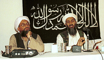 BIN LADENS LEGE: I dette arkivbildet fra 1998 som ble gjort tilgjengelig fredag 19. mars 2004, lytter Ayman al-Zawahri, til venstre, under en pressekonferanse med Osama bin Laden i Khost, Afghanistan.