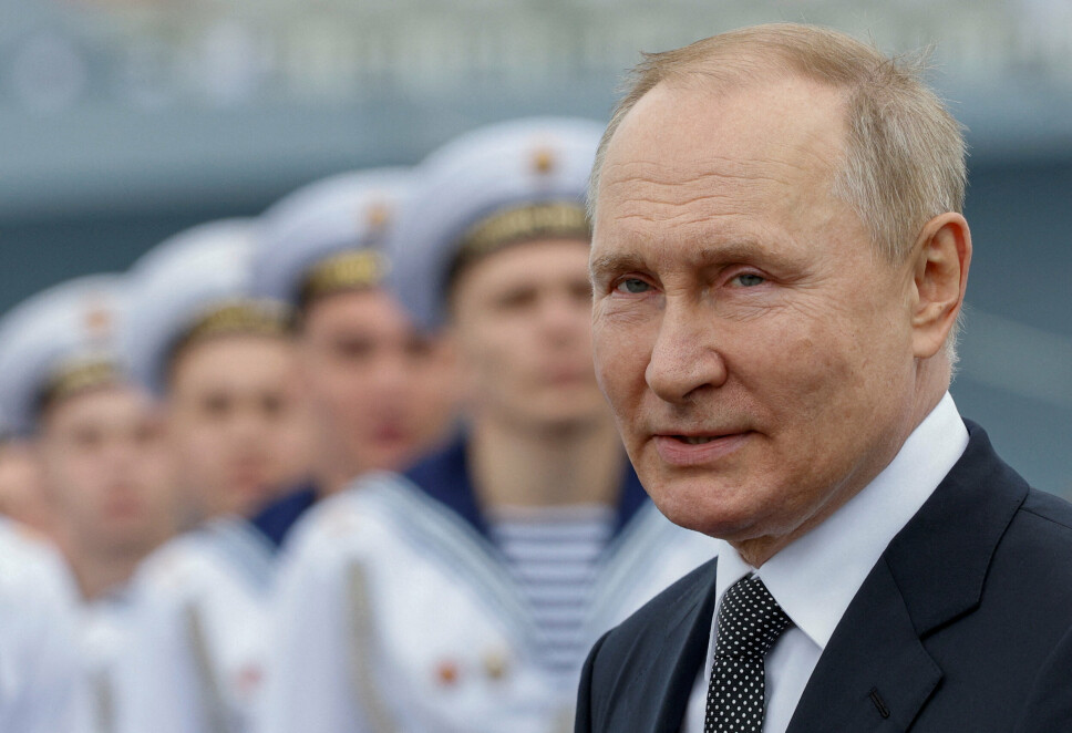 LOVER: Vladimir Putin lover at Russland overholder ikkespredningsavtalen. Her er han avbildet under markeringen av marinedagen 31. juli.