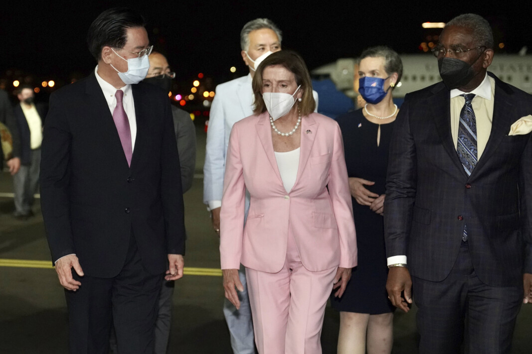 TROSSER ADVARSLER FRA KINA: USAs kongressleder Nancy Pelosi sammen med Taiwans utenriksminister Joseph Wu. Pelosi ankom Taiwan tirsdag kveld og trosset dermed advarsler og trusler fra Kina. TROSSER ADVARSLER FRA KINA: USAs kongressleder Nancy Pelosi sammen med Taiwans utenriksminister Joseph Wu. Pelosi ankom Taiwan tirsdag kveld og trosset dermed advarsler og trusler fra Kina.