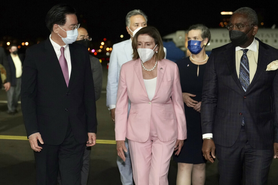 TROSSER ADVARSLER FRA KINA: USAs kongressleder Nancy Pelosi sammen med Taiwans utenriksminister Joseph Wu. Pelosi ankom Taiwan tirsdag kveld og trosset dermed advarsler og trusler fra Kina.