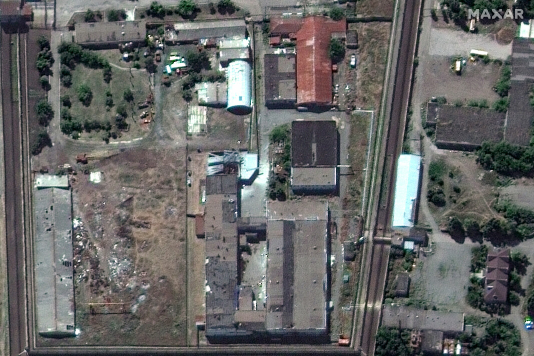 BOMBET: Et satellittbilde viser Olenivka-fengselet etter bombingen. Nå skal FN granske hendelsen.