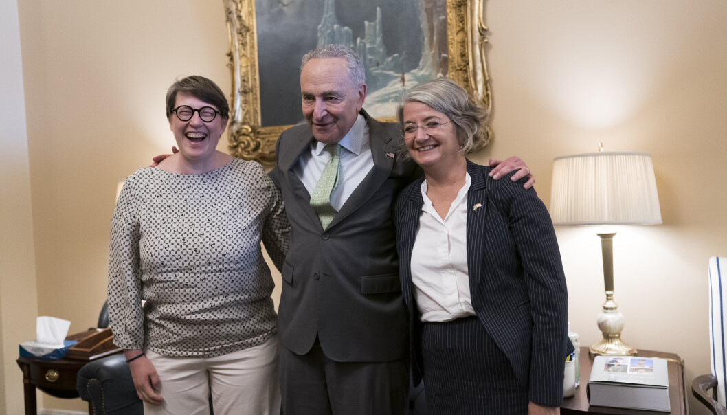 GODKJENNER: Demokratenes flertallsleder, senator Chuck Schumer, sammen med Finlands ministerråd i USA Paivi Nevala og Sveriges ambassadør Karin Olofsdotter før avstemningen om de to landenes medlemskapssøknader til Nato i Senatet. GODKJENNER: Demokratenes flertallsleder, senator Chuck Schumer, sammen med Finlands ministerråd i USA Paivi Nevala og Sveriges ambassadør Karin Olofsdotter før avstemningen om de to landenes medlemskapssøknader til Nato i Senatet.