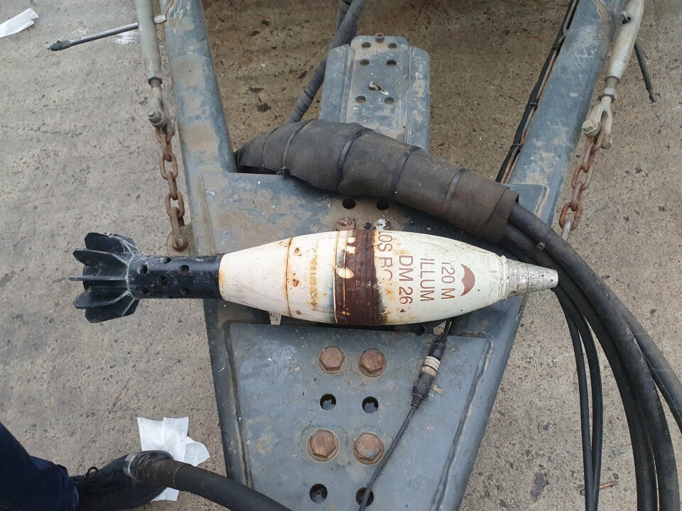GRANAT: Denne granaten ble funnet på gjenvinningsstasjonen i Kjevikdalen. Det skal være snakk om en lysgranat med det etsende stoffet fosfor.