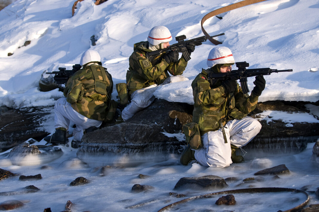 TILLIT: Tross kritiske saker i mediene, er Forsvaret fremdeles en viktig instutisjon for norske innbyggere. TILLIT: Tross kritiske saker i mediene, er Forsvaret fremdeles en viktig instutisjon for norske innbyggere.