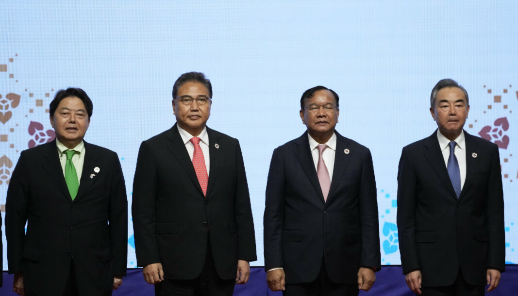 MINISTRE: Japans utenriksminister Yoshimasa Hayashi (t.v.) skulle etter planen møtte sin kinesiske kollega Wang Yi (t.h) på sidelinjen av ASEAN-møtet i Kambodsja torsdag, men det har nå blitt avlyst som følge av landenes uenighet i Taiwan-konflikten. Her med Sør-Koreas utenriksminister Park Jin (andre fra venstre) og Kambodsjas utenriksminister Prak Sokhonn under ASEAN-møtet torsdag.