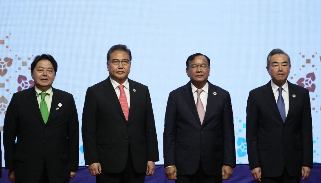 MINISTRE: Japans utenriksminister Yoshimasa Hayashi (t.v.) skulle etter planen møtte sin kinesiske kollega Wang Yi (t.h) på sidelinjen av ASEAN-møtet i Kambodsja torsdag, men det har nå blitt avlyst som følge av landenes uenighet i Taiwan-konflikten. Her med Sør-Koreas utenriksminister Park Jin (andre fra venstre) og Kambodsjas utenriksminister Prak Sokhonn under ASEAN-møtet torsdag. MINISTRE: Japans utenriksminister Yoshimasa Hayashi (t.v.) skulle etter planen møtte sin kinesiske kollega Wang Yi (t.h) på sidelinjen av ASEAN-møtet i Kambodsja torsdag, men det har nå blitt avlyst som følge av landenes uenighet i Taiwan-konflikten. Her med Sør-Koreas utenriksminister Park Jin (andre fra venstre) og Kambodsjas utenriksminister Prak Sokhonn under ASEAN-møtet torsdag.