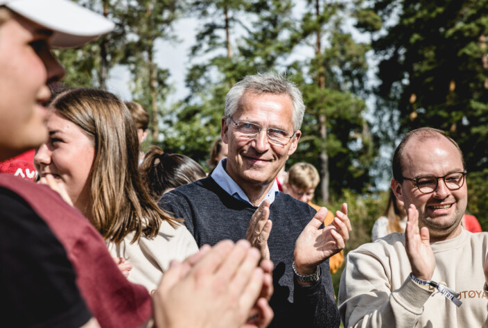 PÅ SOMMERLEIR: Over 700 ungdommer var samlet for AUFs årlige sommerleir på Utøya. Jens Stoltenberg tok sitt årlige besøk til ungdommene. Her sammen med leder av AUF, Astrid Hoem (til venstre), og generalsekretær for AUF, Sindre Lysø (til høyre). PÅ SOMMERLEIR: Over 700 ungdommer var samlet for AUFs årlige sommerleir på Utøya. Jens Stoltenberg tok sitt årlige besøk til ungdommene. Her sammen med leder av AUF, Astrid Hoem (til venstre), og generalsekretær for AUF, Sindre Lysø (til høyre).