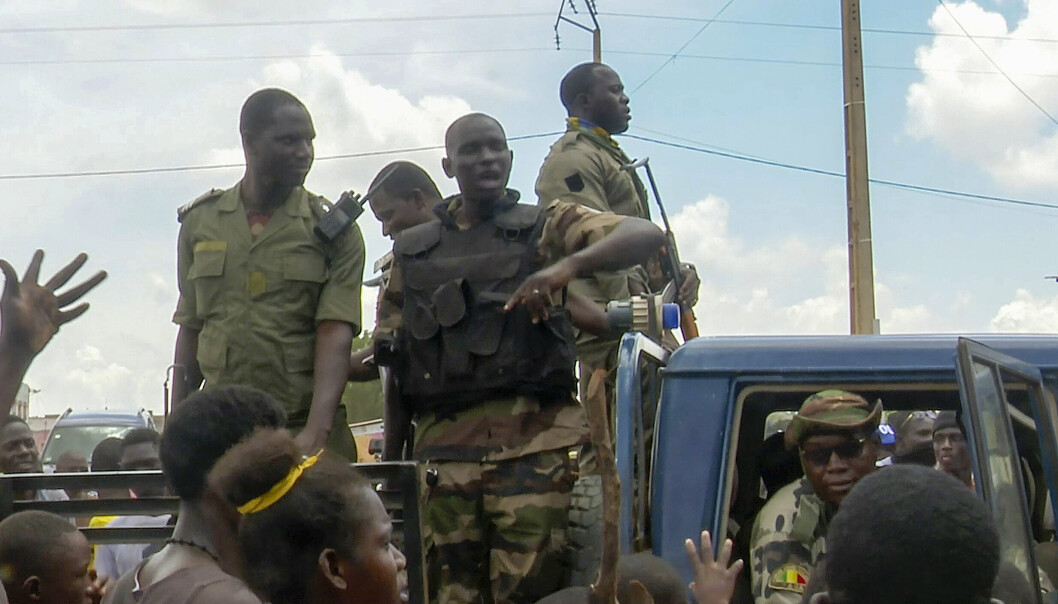 HYLLES: Maliske soldater hylles av befolkningen etter at islamistiske opprørere angrep militærbasen Kati i utkanten av hovedstaden Bamako.