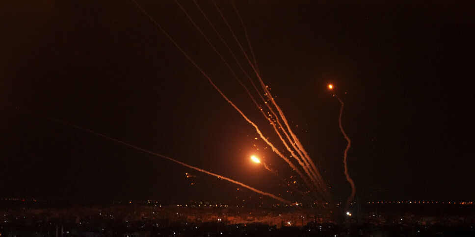 ANGREP: Raketter sett på himmelen avfyrt av palestinske militanter mot Israel, over Gaza, fredag 5. august 2022. Palestinske tjenestemenn sier at israelske luftangrep på Gaza har drept minst 10 mennesker, inkludert en høytstående militant, og såret 55 andre.