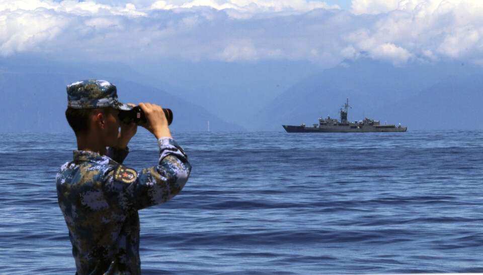 REAKSJON: En kinesisk soldat ser gjennom kikkerten sin under en militærøvelse nær Taiwan fredag.