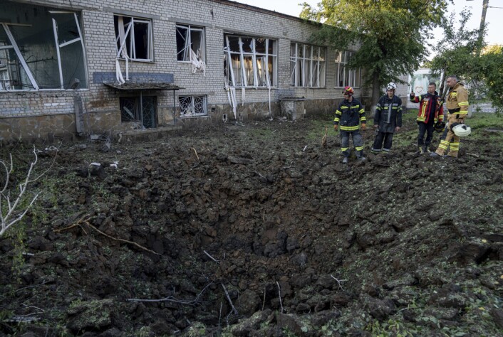 ANGREP: Ukrainske redningsmenn ser på et krater i en skolegård etter et angrep i Kharkiv, Ukraina, mandag 4. juli 2022. Det ukrainske militærets generalstab sier at russiske styrker prøver å presse offensiven sin dypere inn i Øst-Ukraina etter å ha erobret en sentral høyborg . ANGREP: Ukrainske redningsmenn ser på et krater i en skolegård etter et angrep i Kharkiv, Ukraina, mandag 4. juli 2022. Det ukrainske militærets generalstab sier at russiske styrker prøver å presse offensiven sin dypere inn i Øst-Ukraina etter å ha erobret en sentral høyborg .
