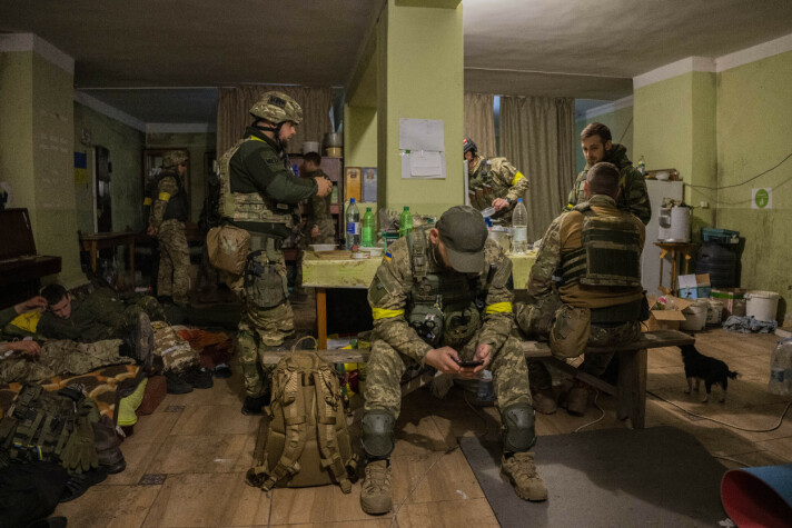 MIDLERTIDLIG BASE: Ukrainske soldater er samlet i et hus, som en midlertidig base i Kharkiv. Bildet ble tatt 14. mai, 2022.