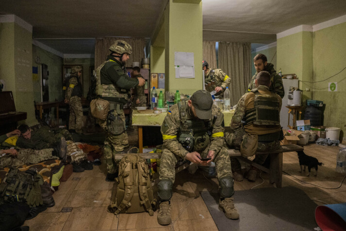 MIDLERTIDLIG BASE: Ukrainske soldater er samlet i et hus, som en midlertidig base i Kharkiv. Bildet ble tatt 14. mai, 2022. MIDLERTIDLIG BASE: Ukrainske soldater er samlet i et hus, som en midlertidig base i Kharkiv. Bildet ble tatt 14. mai, 2022.