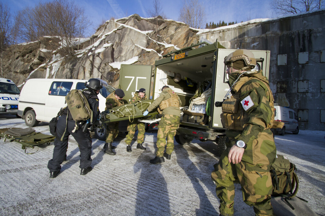 ØVELSE: Bildet er fra 2016 der politiet, HV16 og Narvik kommune øvde på en hendelse ved Narvik Rådhus.