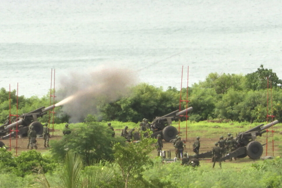 FORSVAR: Taiwanske styrker fyrer av skarp ammunisjon under en øvelse i Pingtung sør på Taiwan tirsdag.