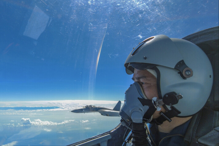 FLY: En kinesisk pilot under en militærøvelse nær Taiwan. FLY: En kinesisk pilot under en militærøvelse nær Taiwan.