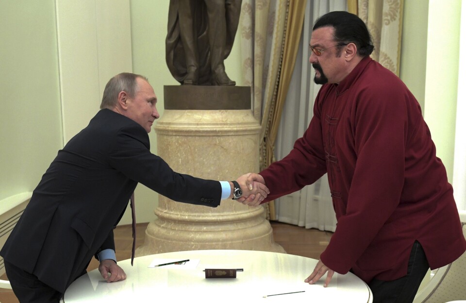 STATSBORGERSKAP: Vladimir Putin overrekker et russisk pass til Steven Seagal.