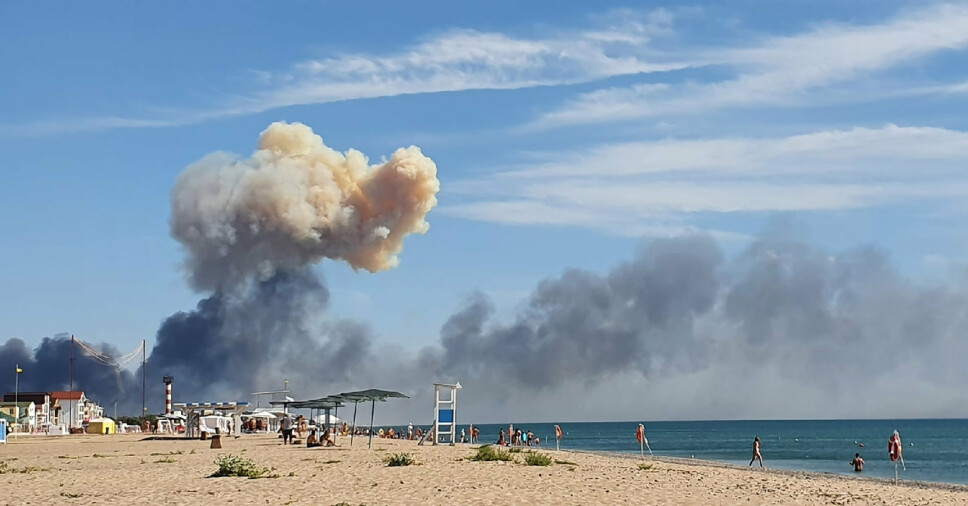 RØYK: Røyk stiger opp fra flybasen på Krim etter eksplosjonene tirsdag.
