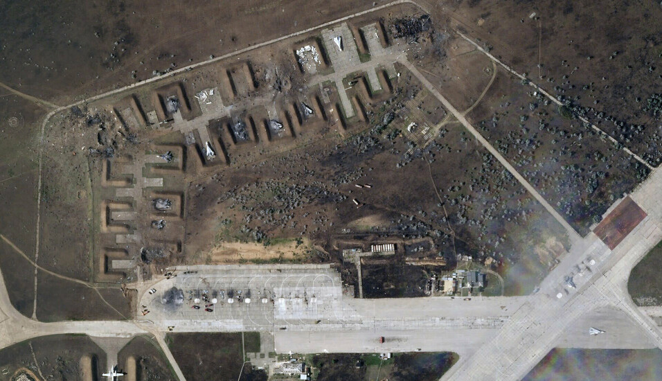 ANGREP: Satellittbildet viser ødelagte russiske fly på Saki flyplass etter en eksplosjon 9. august 2022.