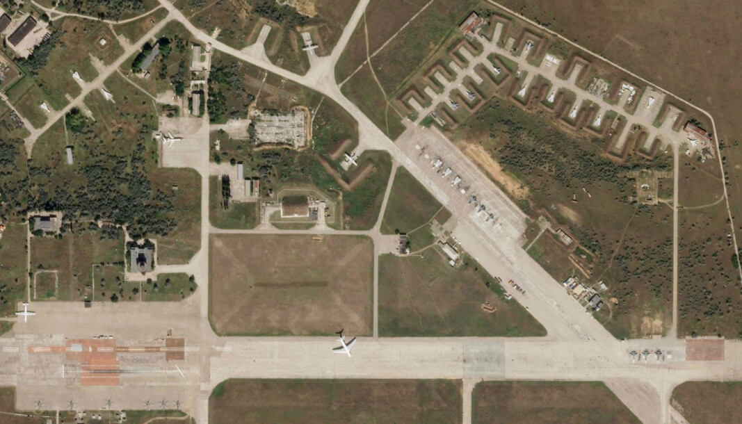 FLYBASE: Et satellittbilde av flybasen før eksplosjonene rammet tirsdag.