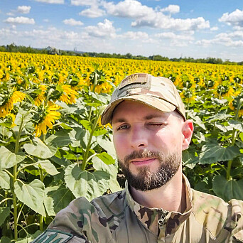 SYMBOL: Kim-Patrik Hunsdal poserer foran en solsikkeåker i Ukraina. Solsikken er Ukrainas nasjonalblomst og har blitt et symbol på landets kamp mot okkupasjonsmakten. SYMBOL: Kim-Patrik Hunsdal poserer foran en solsikkeåker i Ukraina. Solsikken er Ukrainas nasjonalblomst og har blitt et symbol på landets kamp mot okkupasjonsmakten.