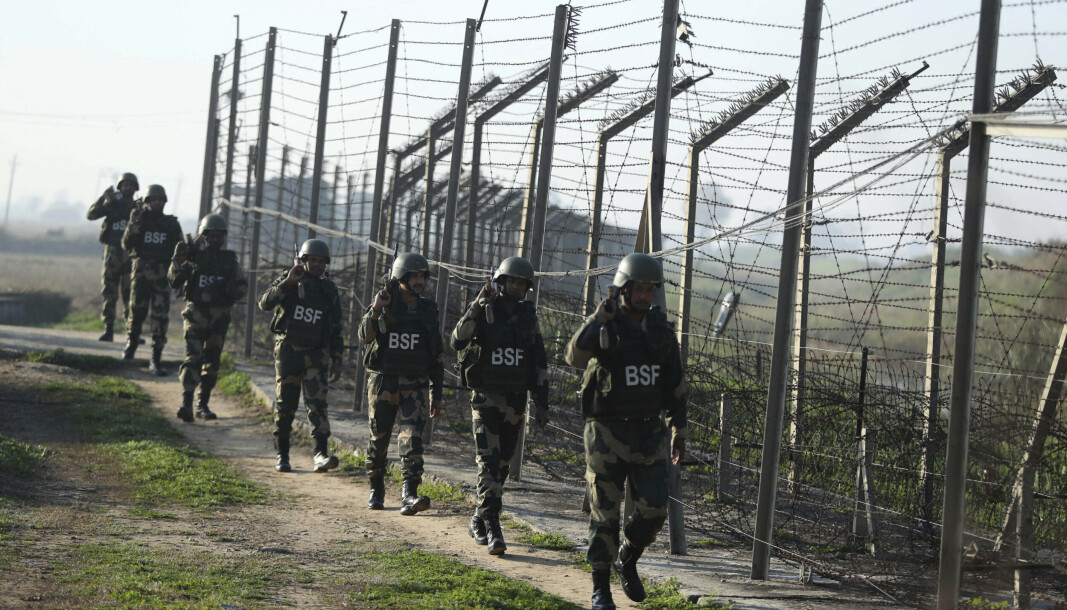 GRENSE: Indiske soldater patruljerer nær grensegjerdet mellom India og Pakistan ved Suchet Garh i Ranbir Singh Pura i Jammu og Kashmir, i januar 2020. I flere tiår har India vært i langvarig konflikt med Pakistan om Kashmir-regionen. De siste to årene har konflikten med Kina om en felles grense seilt opp som viktigere for den indiske regjeringen. GRENSE: Indiske soldater patruljerer nær grensegjerdet mellom India og Pakistan ved Suchet Garh i Ranbir Singh Pura i Jammu og Kashmir, i januar 2020. I flere tiår har India vært i langvarig konflikt med Pakistan om Kashmir-regionen. De siste to årene har konflikten med Kina om en felles grense seilt opp som viktigere for den indiske regjeringen.