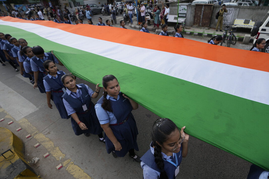 75ÅR: Indiske studenter bærer et 473 meter langt indisk flagg som ledd i feiringen av Indias 75 år med uavhengighet. 75ÅR: Indiske studenter bærer et 473 meter langt indisk flagg som ledd i feiringen av Indias 75 år med uavhengighet.