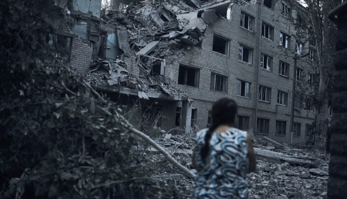 ØDELEGGELSER: En ukrainsk kvinne ser på en boligblokk, etter nattens harde kamper i havnebyen Mykolajiv i Ukraina den 2. august 2022. ØDELEGGELSER: En ukrainsk kvinne ser på en boligblokk, etter nattens harde kamper i havnebyen Mykolajiv i Ukraina den 2. august 2022.
