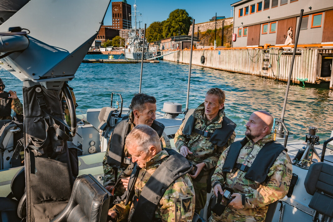 I SAMME BÅT: Forsvarssjefen tok nordiske kolleger med på bøljan blå. På bildet foran i båten er den finske forsvarssjefen Timo Kivine, og den svenske forsvarssjefen Micael Bydén. Bak sitter den norske forsvarssjefen Eirik Kristoffersen, sammen med den danske stabsjef Kenneth Pedersen. I SAMME BÅT: Forsvarssjefen tok nordiske kolleger med på bøljan blå. På bildet foran i båten er den finske forsvarssjefen Timo Kivine, og den svenske forsvarssjefen Micael Bydén. Bak sitter den norske forsvarssjefen Eirik Kristoffersen, sammen med den danske stabsjef Kenneth Pedersen.