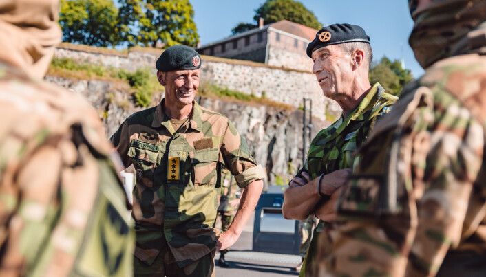 NORDIC CONVERSATION: Norway's defense chief Eirik Kristoffersen, together with the Swedish defense chief Micael Bydén, talk to soldiers from the Norwegian Armed Forces' special forces, who will drive them to Horten.