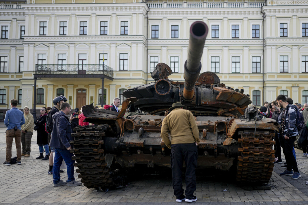 KYIV: En mann studerer en ødelagt russisk stridsvogn i sentrum av Kyiv. I en ny rapport identifiseres 250 nettsteder i Europa som aktive spredere av russisk desinformasjon. KYIV: En mann studerer en ødelagt russisk stridsvogn i sentrum av Kyiv. I en ny rapport identifiseres 250 nettsteder i Europa som aktive spredere av russisk desinformasjon.