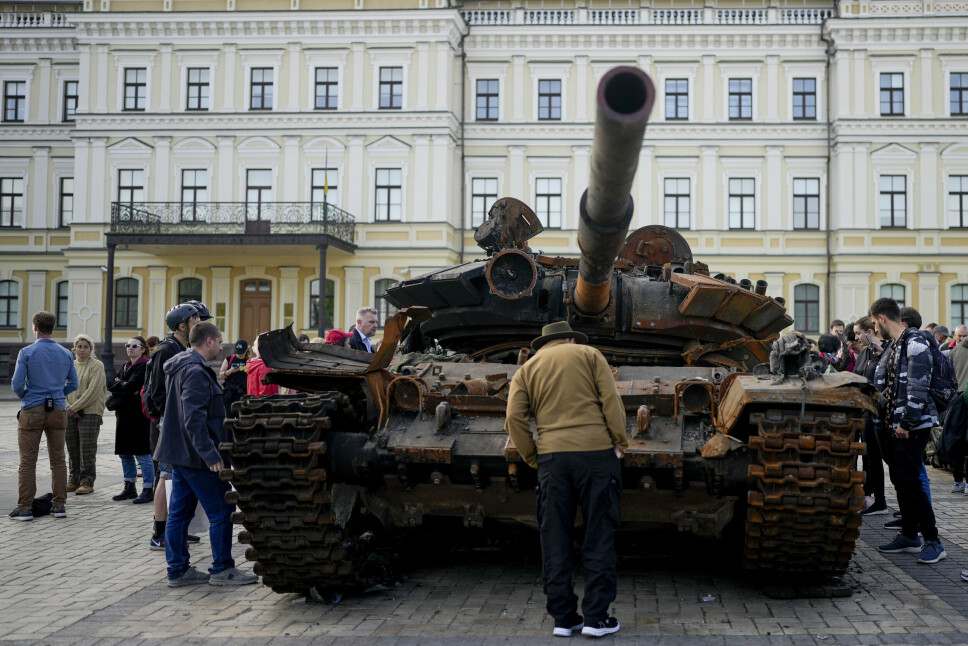 KYIV: En mann studerer en ødelagt russisk stridsvogn i sentrum av Kyiv. I en ny rapport identifiseres 250 nettsteder i Europa som aktive spredere av russisk desinformasjon.