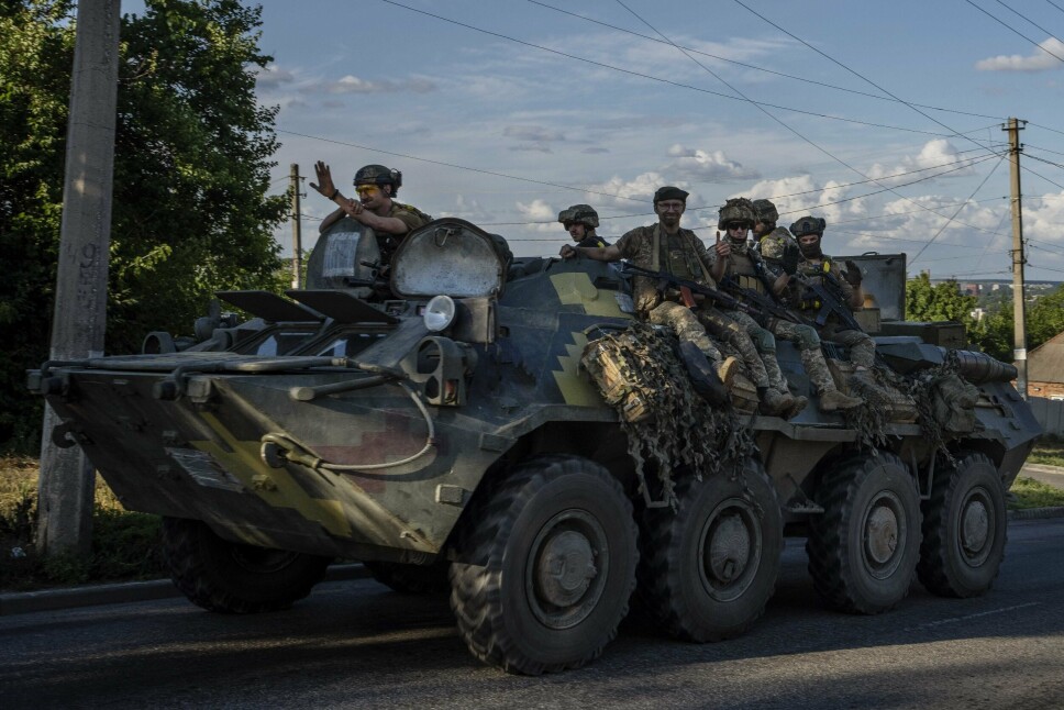DONETSK: Ukrainske soldater kjører et pansret kjøretøy i Donetsk. I propagandakampen om krigen i Ukraina er det så langt funnet lite desinformasjon fra ukrainsk side, og mye fra russisk side, ifølge en ny rapport.