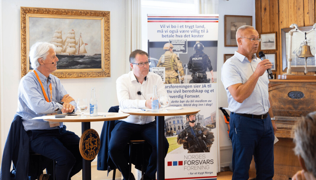 I DISKUSJON: Christian Bugge Hjorth (til venstre) og forsvarsminister Bjørn Arild Gram (Sp) hadde en samtale om Forsvarets veivalg i en utfordrende tid foran et engasjert publikum. Her er de to sammen fotografert under Arendalsuka som startet for fullt på mandag. I DISKUSJON: Christian Bugge Hjorth (til venstre) og forsvarsminister Bjørn Arild Gram (Sp) hadde en samtale om Forsvarets veivalg i en utfordrende tid foran et engasjert publikum. Her er de to sammen fotografert under Arendalsuka som startet for fullt på mandag.