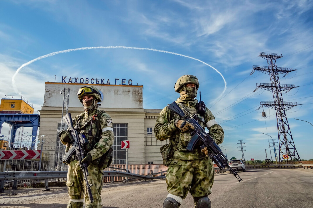 RUSSISK VAKTHOLD: Russiske soldater holder vakt utenfor atomkraftverket i Zaporizjzja. Bildet ble tatt den 20. mai i år under et besøk organisert av det russiske forsvarsdepartementet.