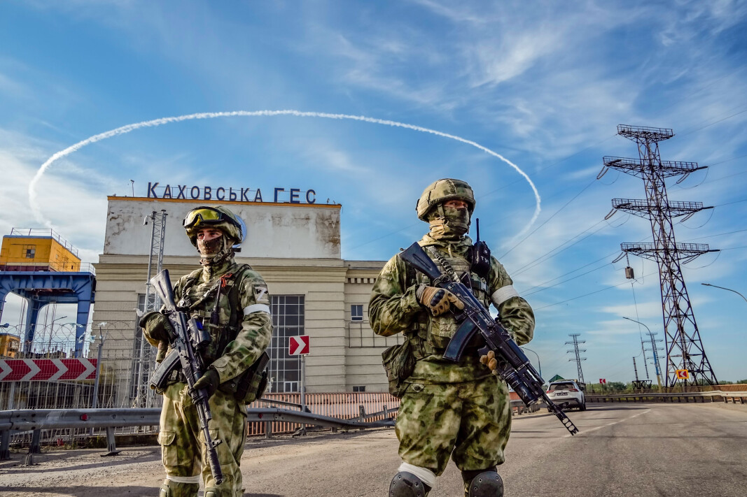 RUSSISK VAKTHOLD: Russiske soldater holder vakt utenfor atomkraftverket i Zaporizjzja. Bildet ble tatt den 20. mai i år under et besøk organisert av det russiske forsvarsdepartementet. RUSSISK VAKTHOLD: Russiske soldater holder vakt utenfor atomkraftverket i Zaporizjzja. Bildet ble tatt den 20. mai i år under et besøk organisert av det russiske forsvarsdepartementet.