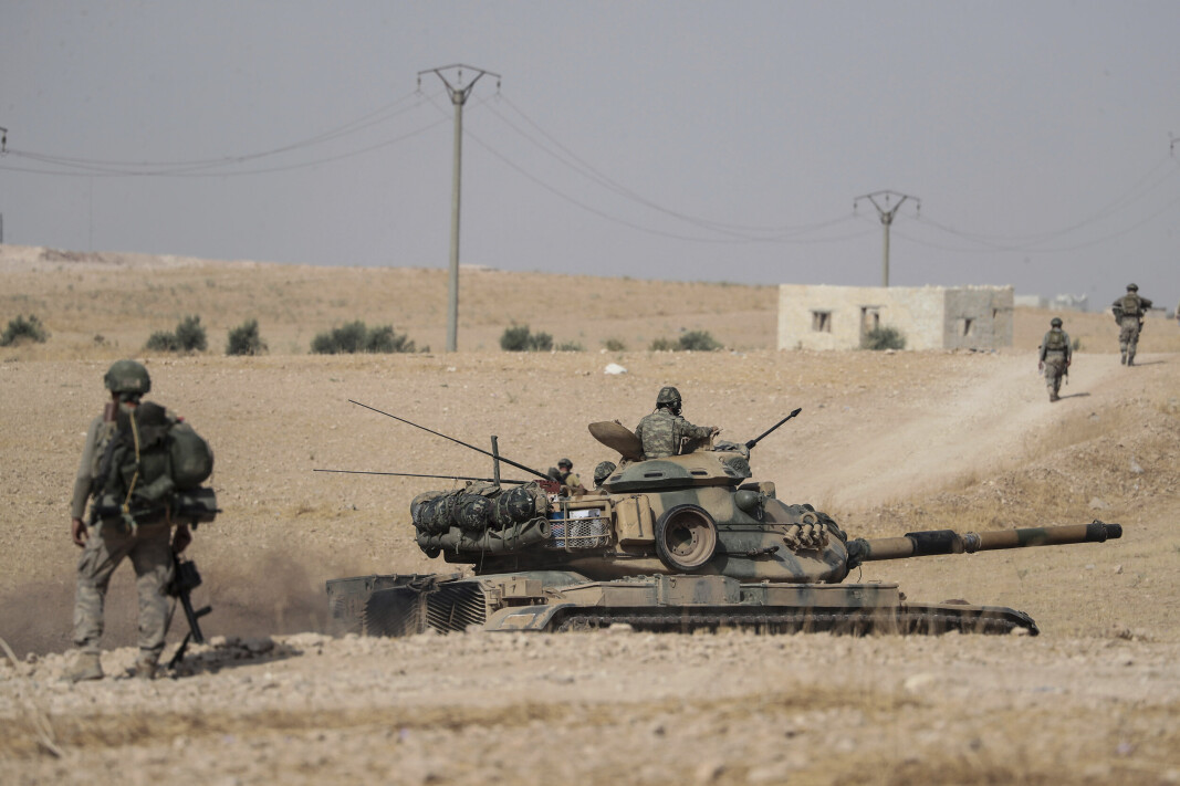 KONFLIKT: En tyrkisk stridsvogn og soldater under en operasjon mot kurdiske styrker utenfor den syriske byen Manbij 15. oktober 2019 KONFLIKT: En tyrkisk stridsvogn og soldater under en operasjon mot kurdiske styrker utenfor den syriske byen Manbij 15. oktober 2019